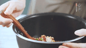 揭開鍋蓋，放上青菜，荷包蛋，就可以吃了。