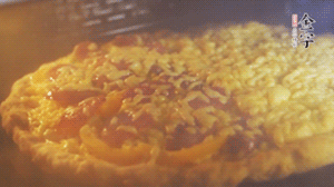 準(zhǔn)備好披薩餅皮，烤盤刷油后入烤箱預(yù)熱10分鐘，放上面餅后180度烤10分鐘。（現(xiàn)成買的披薩皮，就忽略此步驟）