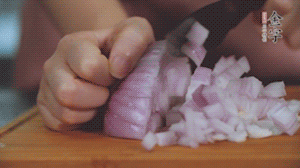 2.半個(gè)青椒、半個(gè)黃椒切圈、一個(gè)洋蔥切丁、三個(gè)白蘑菇切片備用。