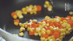 胡蘿卜、玉米洗凈后，處理成粒，加鹽簡(jiǎn)單炒制。