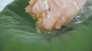 將食材混合好鋪到新鮮荷葉上。（可以加點(diǎn)水）