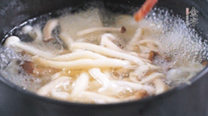 依次放火腿、豆腐，加水大火燒開，小火燉煮20分鐘，出鍋前撒上蔥花即可。