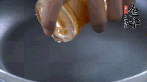 植物油入鍋，翻炒冬瓜。