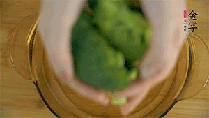 西蘭花洗凈，切成小塊汆燙，切碎。