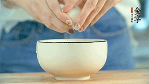 雞蛋液打散，可以加點(diǎn)鹽和黃酒，邊煎邊用筷子攪拌。