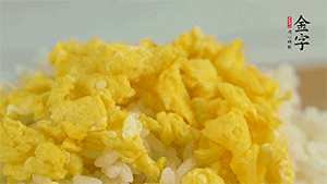 將雞蛋碎、西蘭花碎和放涼的米飯混合，用少許鹽、橄欖油調(diào)味。