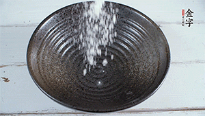 面粉加適量清水，攪拌成糊狀。