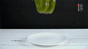 雞蛋打散，加青椒粒、蔥花攪拌。