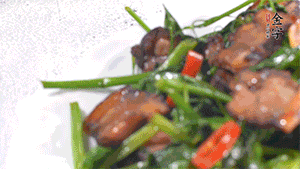 出鍋前加少許鹽調(diào)味。