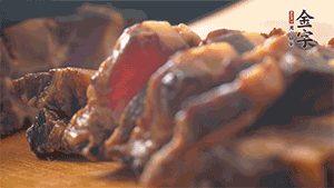 金字醬肉切成小丁。