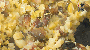 熱油起鍋，下醬肉丁炒香，再加入筍丁、適量水淀粉勾芡翻炒均勻。