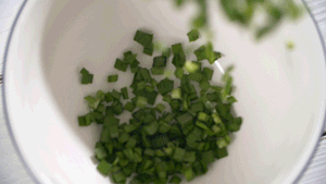 韭菜洗凈，切粒。