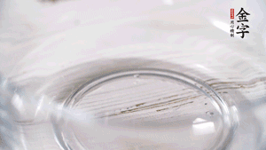 雞蛋加鹽、黃酒均勻打散，下鍋炒散。