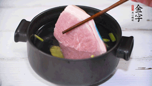 整塊豬肉，加蔥、姜片、料酒焯水。