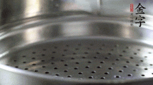 出鍋后，倒扣臘味，撒上蔥花即可。