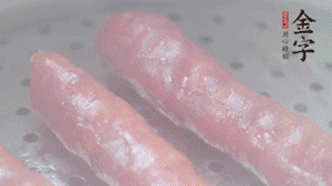 金字香腸上鍋，大火蒸5分鐘，切片備用。