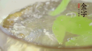 萵筍去皮切片，加鹽焯水。