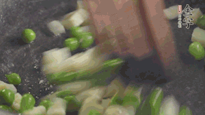 鍋中油7成熱時，入青豆、筍丁翻炒，然后加糯米飯加鹽均勻翻炒。