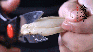 蟹味菇去掉根部洗凈。