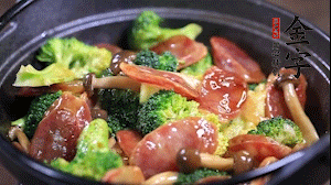 出鍋前加少許鹽、水淀粉即可。