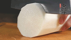 白蘿卜去皮切塊，豆芽洗凈。