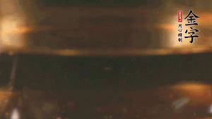 冷水下鍋，加入牛仔骨、姜片焯水備用。