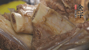 鍋中加熱適量油，加入姜和牛仔骨炒至外表呈金棕色。