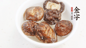 鍋加熱至7成，放蘿卜絲煸炒，加3粒冰糖翻炒至透明，盛出備用。