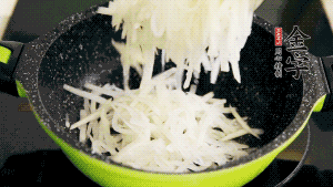 鍋加油至5成熱，放香腸粒、臘肉粒翻炒，等脂肪變透明后，加香菇、瑤柱、蝦米，放適量冰糖、胡椒粉、鹽炒至香味溢出。