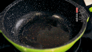 盆中放入炒好的蘿卜絲、香腸等食材，加粘米粉、澄粉，一邊倒香菇水，一遍攪拌成稀糊狀。（加入少量的澄粉可以讓蘿卜糕質(zhì)地柔軟又充滿彈性，而且還可以增加成品的透明感。 ）