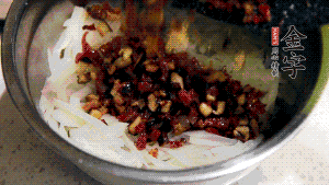 在蒸盤中鋪上油紙，鋪好食材后壓一壓，蒸箱中蒸30分鐘即可。（蒸好的蘿卜糕切成厚片，用少量油煎一下，撒點蔥花口味更好。）