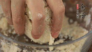 揉勻成光滑的面團(tuán)后，醒發(fā)半小時。