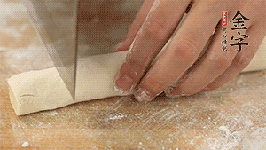 均勻切段后搓成長條狀，繞到香腸上，以紅豆點(diǎn)綴眼睛。