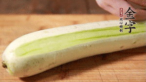 絲瓜去皮，切成1cm厚的小圈。