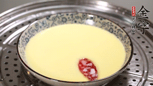 將香腸片均勻鋪上，繼續(xù)蒸6分鐘。