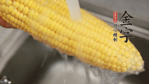 蓮藕切塊、玉米切段、荸薺削皮。