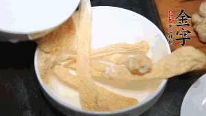 竹蓀淡鹽水泡發(fā)后，剪去菌蓋頭（封閉的一端），切成小段。生姜切片，蔥切段備用。