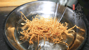 蟲草花用涼水浸泡10分鐘，干香菇溫水泡發(fā)至軟去蒂備用。蓮子、紅棗也可一同清洗干凈。