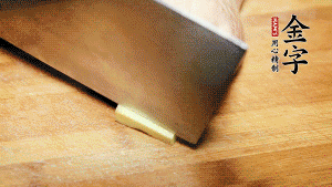 將雞、生姜片、火腿片放入砂鍋中，注入清水淹沒(méi)雞身。（燉湯最適宜冷水下鍋，隨著水溫的慢慢升高，原料會(huì)充分釋放出營(yíng)養(yǎng)。）