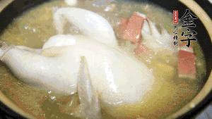 煮沸時(shí)加入蟲草花、香菇、紅棗，以料酒調(diào)味繼續(xù)小火燉煮1小時(shí)左右。