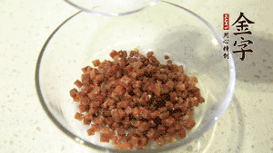 【月餅餡】2．火腿丁、白砂糖、蜂蜜攪拌腌漬2小時(shí)。