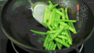 鍋中倒油，油溫7成熱時(shí)，放入四季豆煸炒至變色，然后放入香腸均勻翻炒，加少許清水燜煮1分鐘。