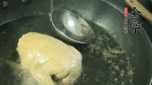 鴿子去毛和內(nèi)臟，處理干凈。大火燒開鍋中的水，放入鴿子汆燙3分鐘，撇清血沫，撈出備用。（為了保證湯色純正，肉類在煲制前要先去除殘留的血水，煲湯時一定要冷水下鍋，這樣肉里的蛋白質才可以充分地溶解到湯里，湯的味道才會鮮美。）