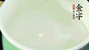 鍋中盛涼水，放入汆燙好的鴿子、火腿片、生姜片。