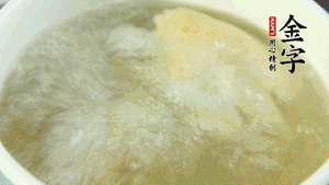 待湯水滾開后，再加入山藥塊，以料酒調(diào)味。