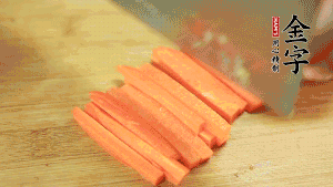 洋蔥、青椒、胡蘿卜切成粒備用。