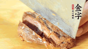 金字鹵牛肉切成小粒。