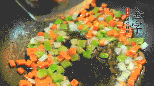 以耗油、料酒調(diào)味，加適量清水燜煮。