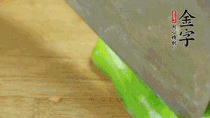 大蒜切成小段，青椒去籽滾刀切成塊。