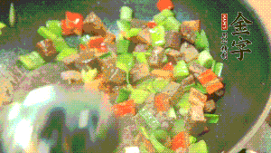 熱油起鍋，依次加入青椒塊、牛肉、大蒜煸炒均勻。